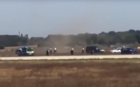 Sân bay Pháp tê liệt vì xe hơi lao vào đường băng