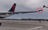 Hai máy bay chở khách va chạm tại sân bay Paris