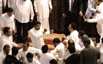 Nghị sĩ Sri Lanka 'động tay chân' trên nghị trường