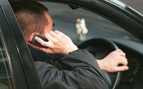 Vừa lái xe vừa dùng điện thoại có thể bị tù đến 6 tháng ở Nhật Bản
