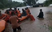 Hải quân Ấn Độ huy động trực thăng cứu hành khách mắc kẹt do mưa lũ