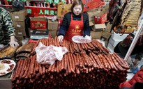 Thiếu thịt lợn, người Trung Quốc giảm ăn thịt lợn muối và lạp xưởng dịp tết