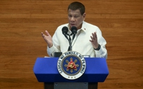 Tổng thống Philippines khuyên khử trùng khẩu trang bằng... xăng