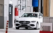 Mercedes-Benz C-Class 2021 'tung tăng' trong nhà máy
