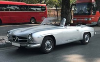 Vẻ đẹp 'không tuổi' Mercedes 190 SL trên đường phố Sài Gòn