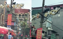 Thanh niên 'ngáo đá' ngồi vắt vẻo trên cột đèn cao áp ở Hà Nội