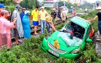 Tàu hỏa đâm văng taxi hàng chục mét, tài xế nguy kịch