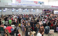 Du khách Trung Quốc mặc áo in hình 'lưỡi bò' ở sân bay Cam Ranh