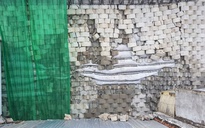 Buộc tháo dỡ 'tường thành khổng lồ' trái phép 'treo' trên khu dân cư ở Nha Trang