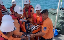 Cứu ngư dân bị dập nát bàn chân khi lao động trên biển