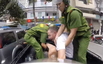 Nha Trang: Một người nước ngoài nghi 'ngáo đá' cầm dao đe dọa người đi đường