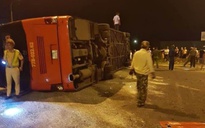 Xe khách và xe tải va chạm trong đêm, 2 người bị thương