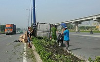 Xe tải đâm dải phân cách, lật nhào trên Xa lộ Hà Nội