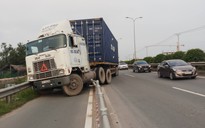 Container tông dải phân cách trên cao tốc TP.HCM - Long Thành - Dầu Giây, giao thông ùn tắc