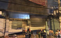 Cháy dữ dội tại cửa hàng điện máy, nhiều tài sản bị thiêu rụi trong đêm