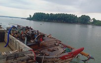 CSGT đường thủy TP.HCM bắt giữ 7 'cát tặc' đang hút cát trên sông Đồng Nai