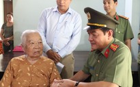 Giám đốc Công an TP.HCM thăm mẹ Việt Nam anh hùng và gia đình chính sách