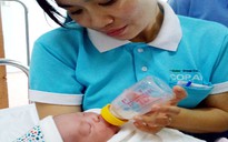 Nữ công nhân phát hiện bé sơ sinh bị bỏ trong bụi
