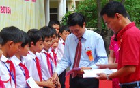 Trao học bổng Nguyễn Thái Bình - Báo Thanh Niên cho học sinh nghèo Quảng Trị