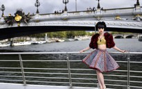 Jessica Minh Anh làm sàn diễn dài 100 m lơ lửng trên sông Seine