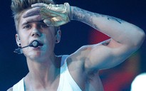Justin Bieber nốc rượu, hút cần sa ngay trên sân khấu