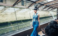 'Sàn diễn nổi' trên sông Seine của cô gái Việt thống lĩnh sàn catwalk quốc tế