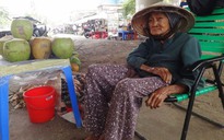 Ông bà cụ còng lưng mưu sinh: Cụ già 88 tuổi bán dừa gầm cầu Bình Lợi
