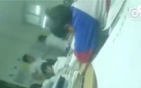 Sốc cảnh giáo viên say rượu đánh học sinh tại lớp ở Trung Quốc