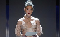 Amber Heard tái xuất quyến rũ, phản đối nạn xâm hại tình dục