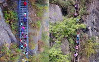 Học sinh Trung Quốc leo vách đá cao 800 mét đi học có thang mới