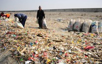 Trung Quốc bắt 11 người đổ trộm rác xuống sông