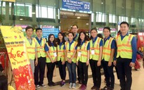 Những bạn trẻ giúp hành khách về nhà nhanh ở sân bay Tân Sơn Nhất