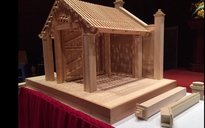 Giáo sư Nhật tặng mô hình cổng làng Mông Phụ cho Bảo tàng Hà Nội