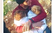 Ảnh ông bố Syria ôm con song sinh chết vì chiến tranh gây xúc động