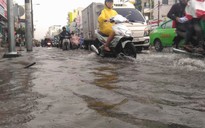 TP.HCM đưa thông tin ngập nước lên biển báo giao thông