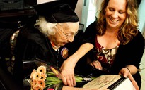 Cụ bà nhận bằng tốt nghiệp trung học ở tuổi 105