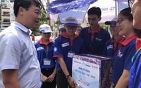 Anh Lê Quốc Phong thăm, tặng quà các sinh viên tình nguyện tham gia 'Tiếp sức mùa thi'