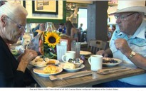 Đôi vợ chồng lập kỷ lục đi ăn ở 645 nhà hàng Cracker Barrel trong 40 năm