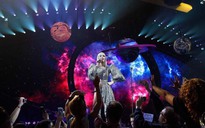 Sau Rihanna đến lượt Katy Perry diện thiết kế của Công Trí
