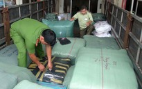 Bắt giữ 25 tấn hàng lậu trên đường vận chuyển từ Sài Gòn ra Huế