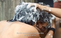 'Lật mặt 3' tung cảnh tắm chung của Song Luân và Kiều Minh Tuấn