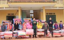 Trao bể nước nóng, chăn ấm cho học sinh Lào Cai