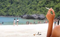 Hút thuốc trên bãi biển có thể bị phạt hơn 70 triệu đồng