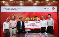 Vietlott trao giải cho người trúng Jackpot 2 kỷ lục hơn 70 tỉ đồng