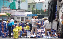 Dân giúp tài xế thu dọn hàng trăm thùng bia rơi trên đường