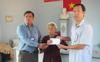 Trao tiền hỗ trợ cho 47 hộ dân bị sạt lở ở Phan Thiết