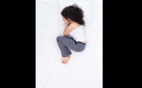 Tư thế ngủ giúp giảm đau bụng kinh