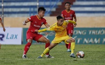 Cúp quốc gia bị hoãn, bóng đá Việt Nam lao đao