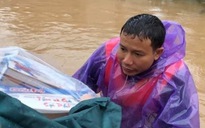 Trưởng thôn xuyên lũ giúp dân: 'Nếu có cái thuyền nữa thì tốt cho xóm nhà em'