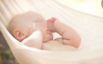 Bác sĩ ơi: Trẻ sơ sinh ngủ võng thường xuyên có bị gù lưng?